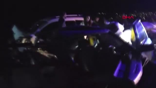 Adana'da Hafif Ticari Araç ile Otomobil Kafa Kafaya Çarpıştı: 5 Yaralı