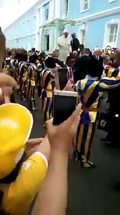 En un recorrido del Papa Francisco diviso un cartel que decia ''me llamo Trin...