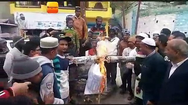 टिहरी में मुस्लिम समुदाय के लोगों ने पाकिस्तान मुर्दाबाद के नारे लगाते हुए पाक का पुतला फूंका