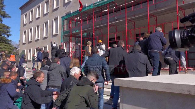 Report TV - 15 të arrestuar për protestën e 16 shkurtit, në pranga dhe Florenc Hoxha