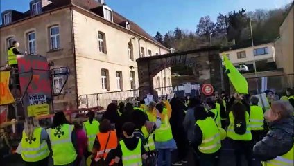 Saint-Avold : les "Amajaunes" lancent des confettis devant le commissariat