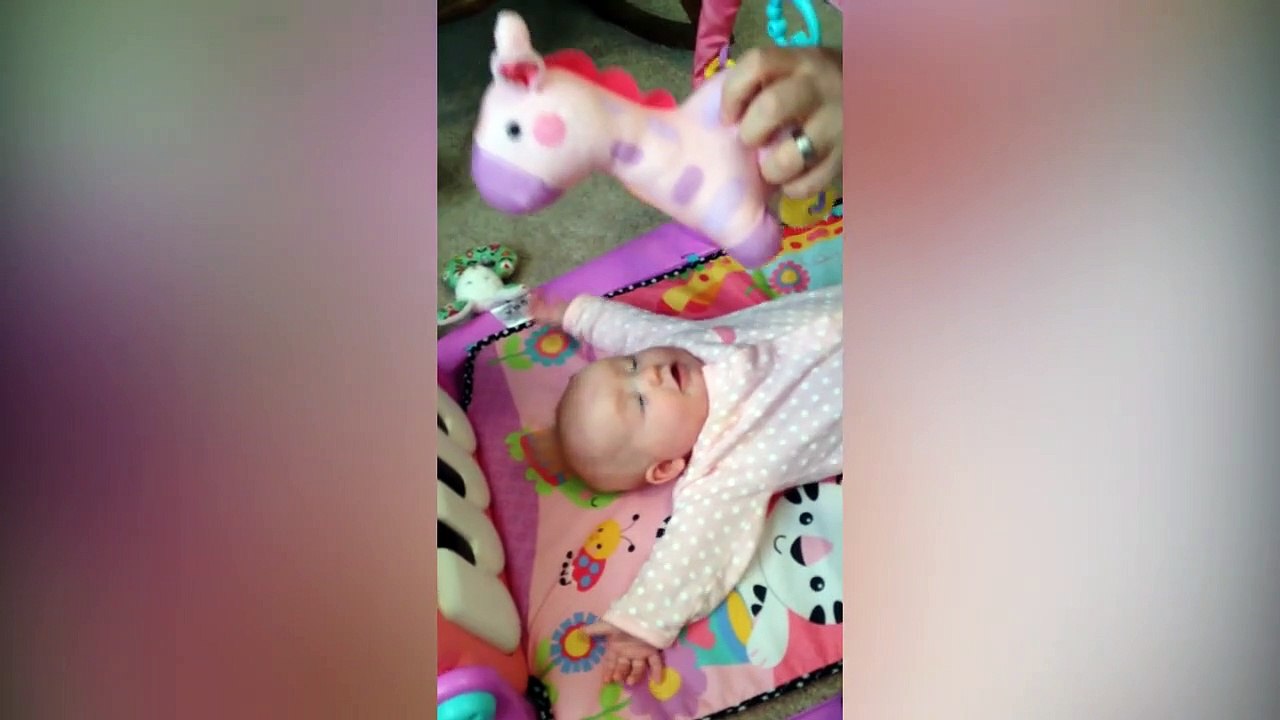 Sevimli bebeğin oyuncak zürafaya tesli olma anı