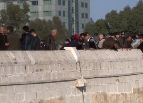 Kız Çocuğu Köprüden Atlayıp Kayboldu Onlar Fotoğraf Çektirdi