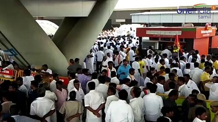 அமெரிக்காவிலிருந்து சென்னை வந்த விஜயகாந்துக்கு தொண்டர்கள் மிகப்பெரிய வரவேற்பு-வீடியோ