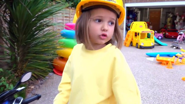 الاطفال الخرقاء أطفال صعب ألعاب طفل مضحك الحوادث - أمي صدمت! | | طفل رضيع د | حب الاطفال أطفال مضحك ضد شبح - جوني جوني أغاني الحضانة قافية وتعلم الألوان للأطفال - جوني جوني القوافي تعلم الألوان مع عائلة Gombal كاندي أطفال فنجر الأسرة Katy and Max #2