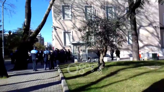 Ora News - Protesta , Policia nuk lejon transmetuesit e televizioneve të vendosen pranë Piramidës