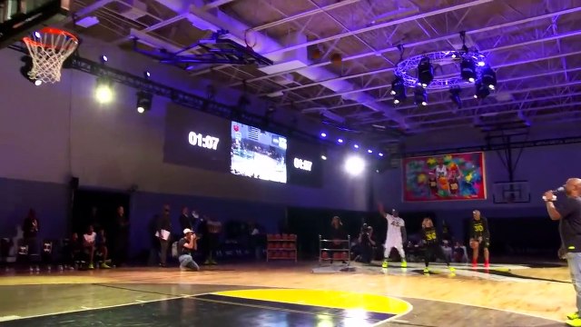 La mère de Stephen Curry marque un panier du milieu de terrain !