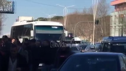 Protestuesit nga rrethet mberrijne ne Tirane