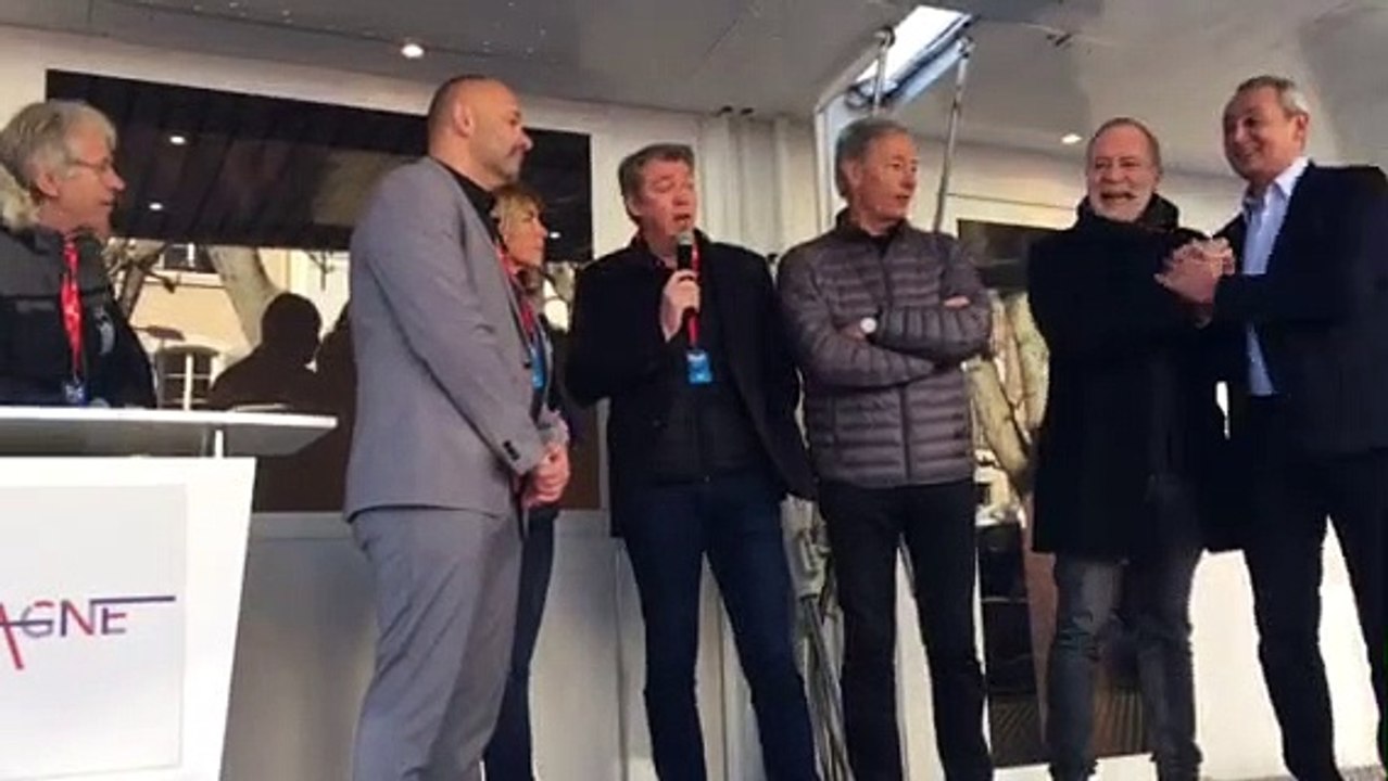 Tour de La Provence : une signature en présence du maire d'Aubagne Gérard Gazay