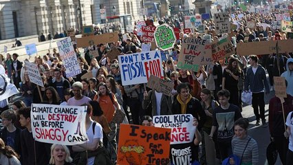 Download Video: Demonstrationen statt Unterricht: Schüler gehen weltweit für besseren Klimaschutz auf die Straßen