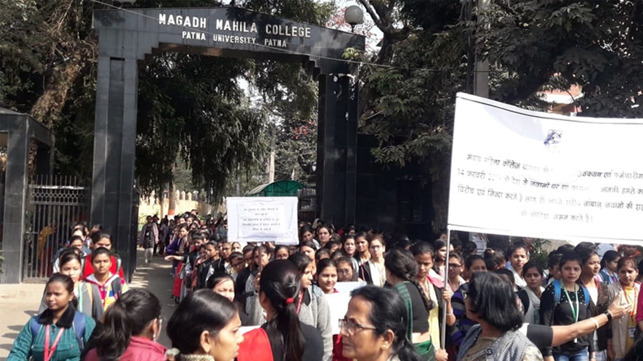 Pulwama: शहीदों के याद में Magadh Mahila College, पटना में बनाई गई human chain | वनइंडिया हिंदी