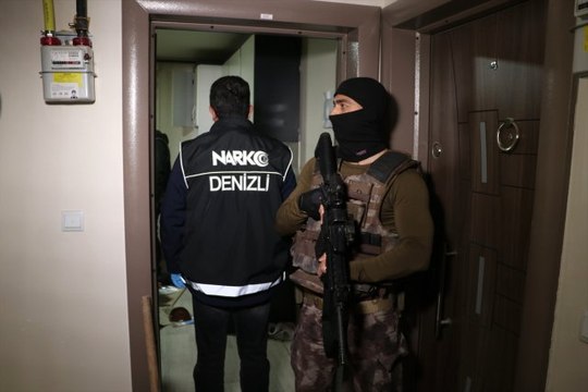 Uyuşturucu Satıcılarına Bilgi Sızdırdığı İddia Edilen Polis Yakalandı