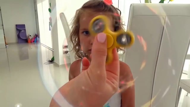 الاطفال الخرقاء أطفال صعب ألعاب طفل مضحك الحوادث - أمي صدمت! | | طفل رضيع د | حب الاطفال أطفال مضحك ضد شبح - جوني جوني أغاني الحضانة قافية وتعلم الألوان للأطفال - جوني جوني القوافي تعلم الألوان مع عائلة Gombal كاندي أطفال فنجر الأسرة Katy and Max #4