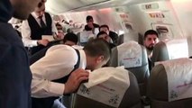 Sağlık Bakanı Koca'dan uçakta rahatsızlanan yolcuya müdahale - ANKARA