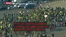 Des centaines de gilets jaunes ont bloqué la Place de l'Etoile à Paris en fin de matinée