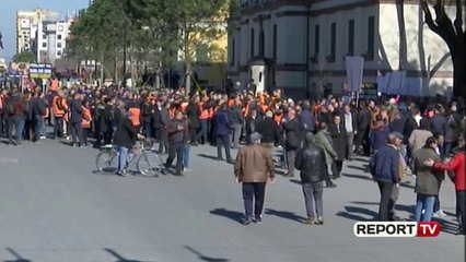"Astiri" me portokalli dhe vuvuzela në protestën e PD-së
