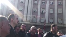 Report Tv-Protestuesi: Na hodhën gaz, nuk bëhet kështu! Si përgjigjet Salianji