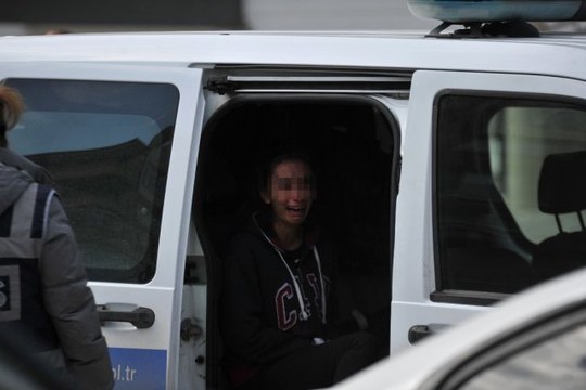 Ankara'nın Kuşçağız Mahallesi'nde Karısıyla Tartışan Koca, Çocuklarının Gözü Önünde Eşini Öldürdü.