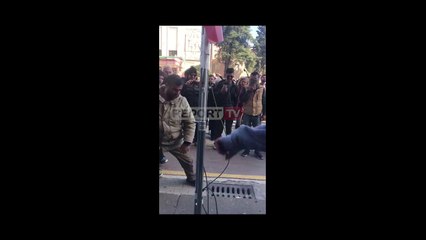 Garda bën thirrje për të ruajtur qetësinë, protestuesit marrin me forcë foninë