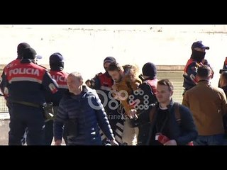 Ora News - Protesta, lëndohet gazetari i Ora News