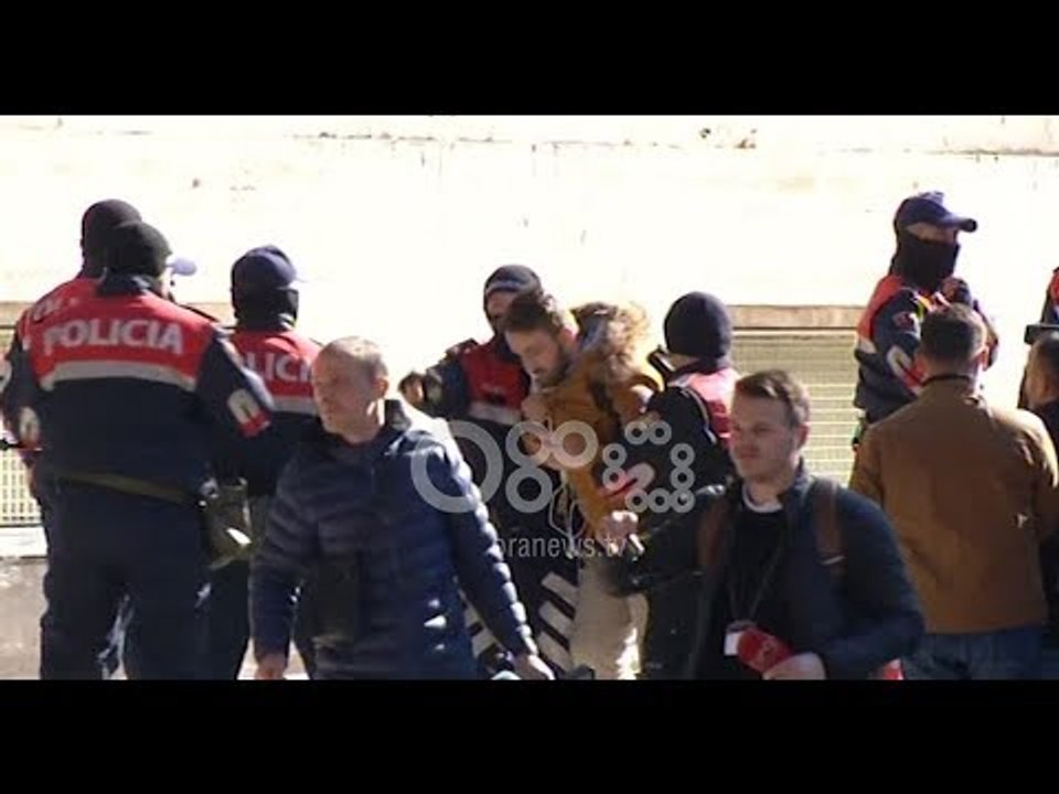 Ora News - Protesta, lëndohet gazetari i Ora News