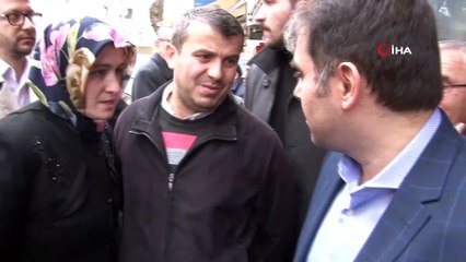 Başkan adayı özel numarasını vatandaşa dağıtıyor