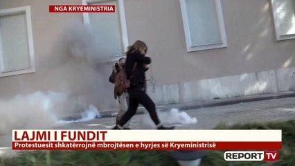 Report TV - Vijojnë tensionet, protestuesit çajnë sërish kordonin e policisë