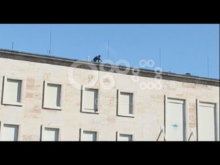 Ora News sjell pamjet, shikoni si goditen protestuesit nga tarraca e kryeministrisë