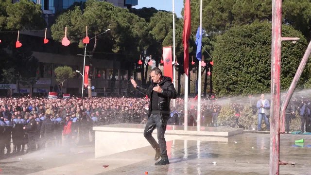 Report TV - Garda hedh gaz lotsjellës, shpërndahen protestuesit nga dera e kryeministrisë