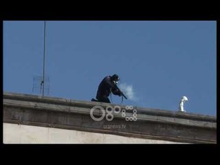 Ora News - Momenti kur dy efektivë nga tarraca qëllojnë protestuesin mbi skelën para kryeministrisë