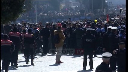 Report TV - Protestuesit, bomba molotov drejt kryeministrisë