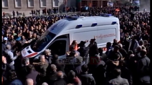 Protesta e opozitës/ Dy policë me dëmtime të forta në kokë, lëndohen dhe 4 protestues