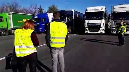 Les gilets jaunes lèvent les barrières du péage de Saint-Avold