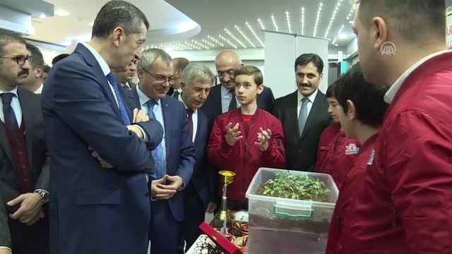 Bakan Selçuk, Yarışmaya Katılan Kodlama ve Robotik Projeleri İnceledi