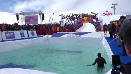 Kayseri Buz Gibi Suya En Havalı Atlayışı Yaptılar