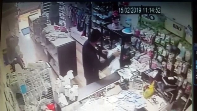 Câmeras de segurança flagram homem levando celular de loja no Bairro Neva