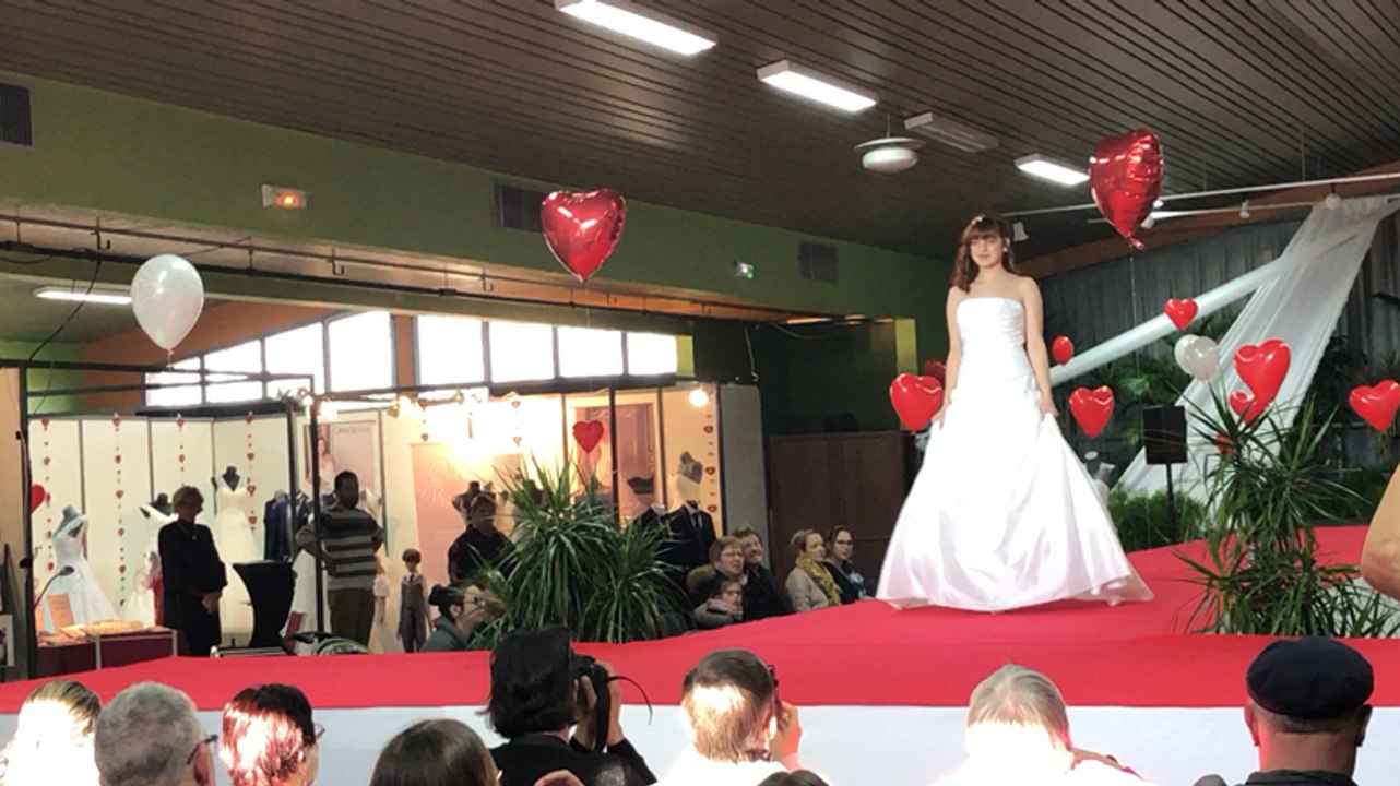 Un défilé au salon du mariage virois