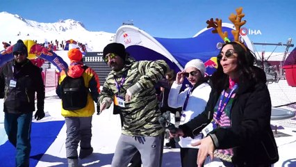 Erciyes’te buz gibi suya atladılar...Kayak merkezinde yaşanan eğlenceli anlar havadan görüntülendi