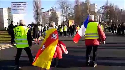 Les gilets jaunes de Thionville bloquent momentanément le rond-point du Géric