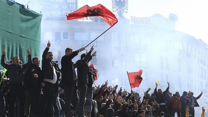 Скачать видео: Manifestantes exigem demissão do primeiro-ministro albanês