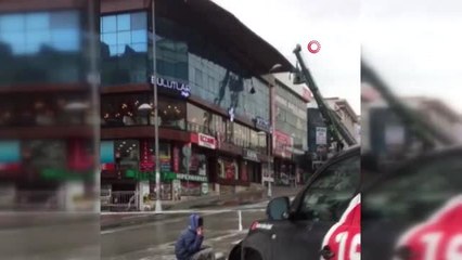 Esenyurt'ta İş Merkezinin Çatısından Kopan Parçalar Paniğe Neden Oldu