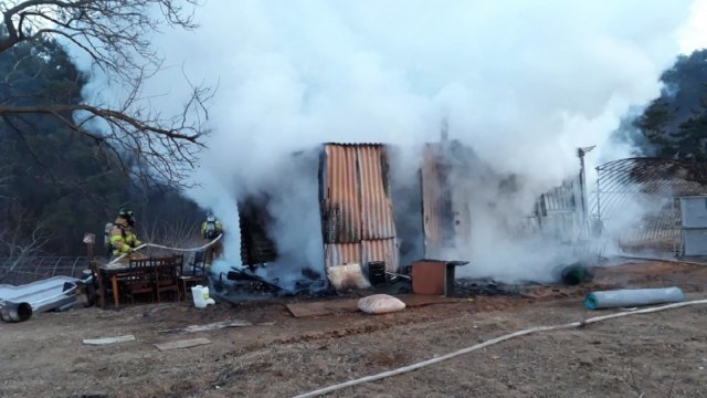 논두렁 태우다 컨테이너 창고에 화재 / YTN