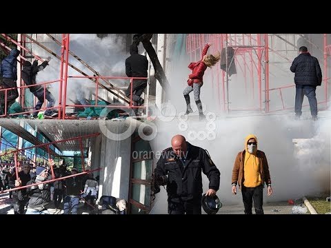 Ora News - Opozita protestë 5 orë para kryeministrisë, gaz lotsjellës dhe ujë drejt protestuesve