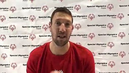 Le nageur Alain Bernard adresse un message à Emilie Outhier et Camille Barreau avant les Jeux mondiaux Special Olympics