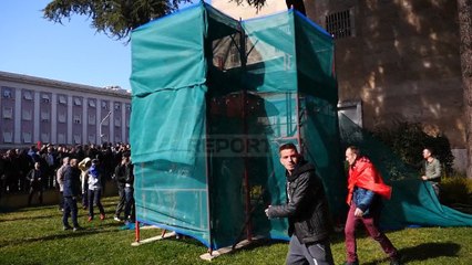 Report Tv - Protestuesit shkatërrojnë kërpudhën, Rama-Carsten-it: Ndjesë, këta nuk janë shqiptarët