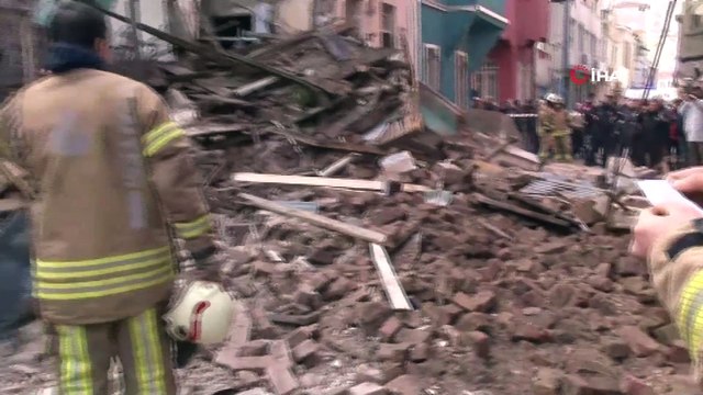Fatih Balat'ta 3 Katlı Bina Çöktü