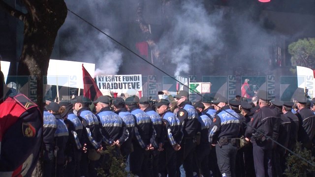 DHUNE NE PROTESTEN E OPOZITES, TURMA SULMON KRYEMINISTRINE - News, Lajme - Kanali 7