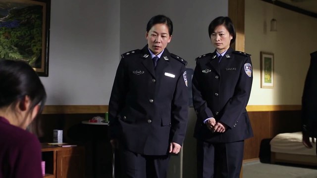 Filme evangélico Doçura na adversidade Trecho 1 – As estratégias do Partido Comunista Chinês para coagir cristãos através de ameaças às famílias