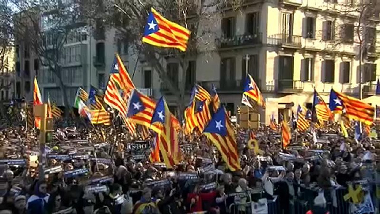 Μεγάλη διαδήλωση στη Βαρκελώνη κατά της δίκης τ...