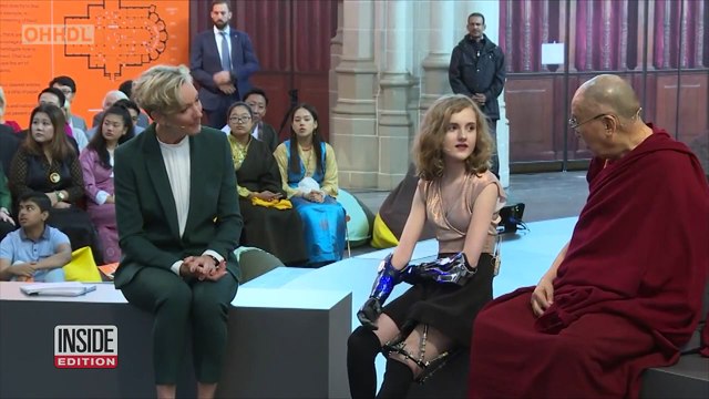 Cette ado de 13 ans a des bras bioniques très matures qu'elle peut maintenant peindre et maquiller